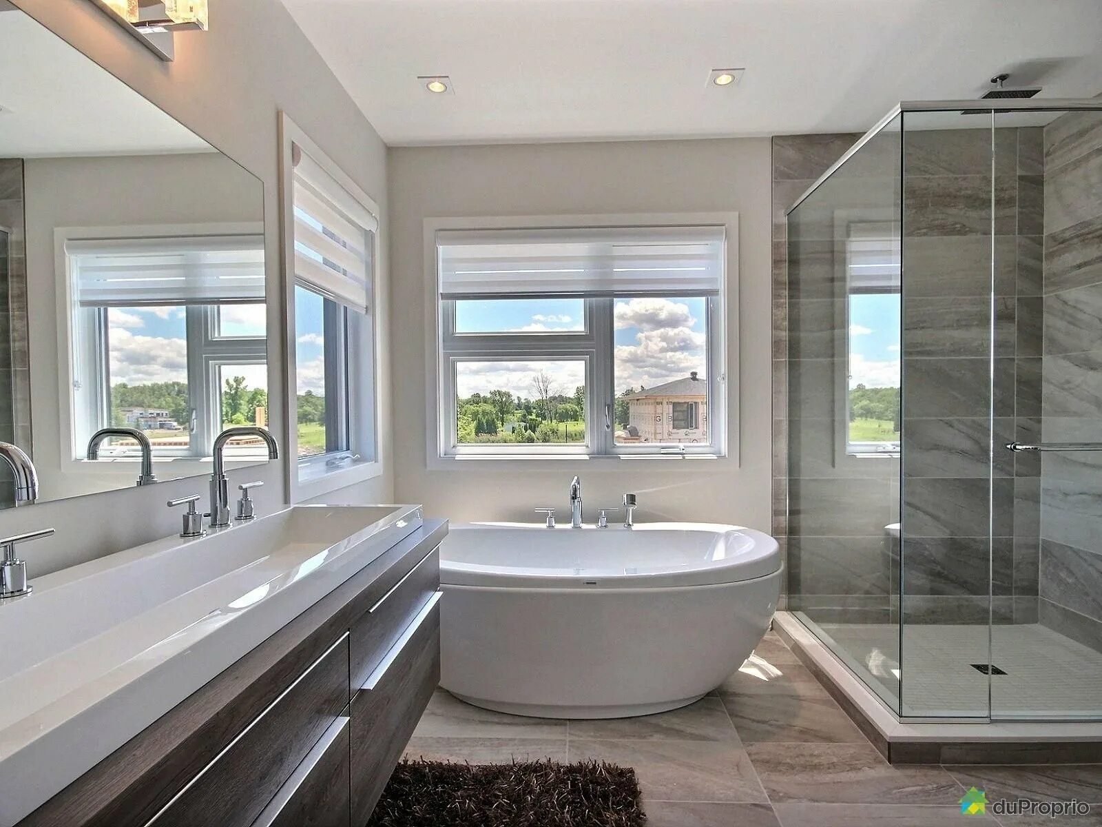 Ванная комната с большим окном. Ванная с большими окнами. Ванная с окном. Стильная ванная с окном. Ванна с большим окном