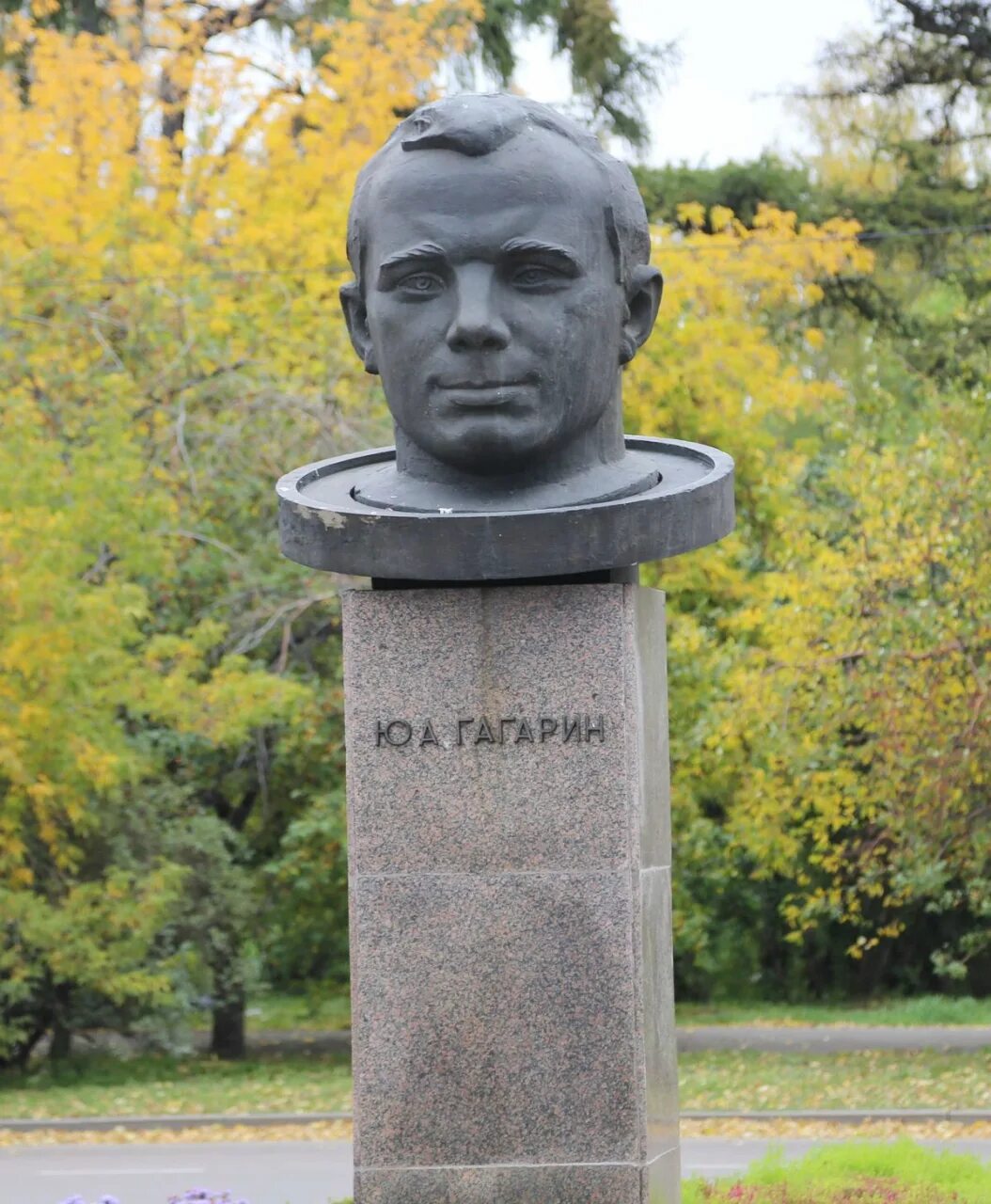 В каком городе памятник гагарину. Памятник Гагарина в Иркутске. Памятник Юрию Гагарину (Иркутск) в Иркутске. Гагарин памятник Иркутск. Бюст Гагарина Иркутск.