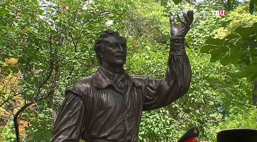 Памятник евгению леонову. Памятник яковлеву лановому этушу в москве памятник. Памятник офицеры на фрунзенской набережной. Памятник евгению леонову мосфильмовская улица. Памятник евгению леонову на мосфильмовской.