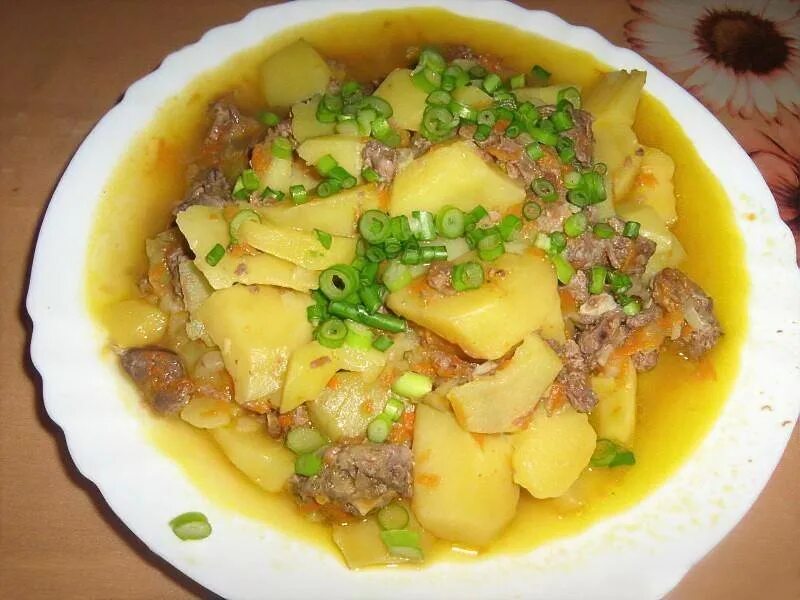 Картофель тушеный с тушенкой. Картошечка с тушенкой. тушёная картошка с тушёнкой. томленая картошка с тушенкой. тушонаякартошкастушонкой.