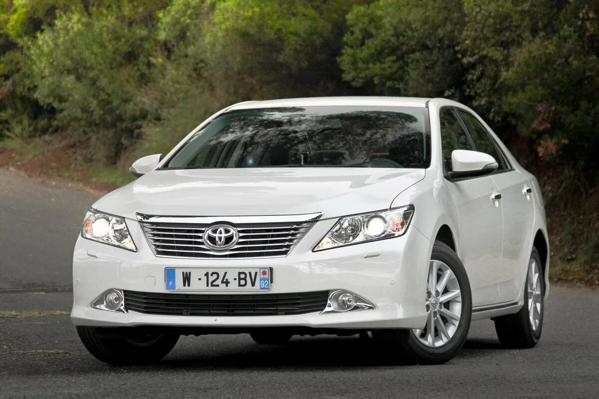 Купить б/у Toyota Camry VIII (XV70) Рестайлинг 2.5 AT (200 л.с.) бензин автомат 