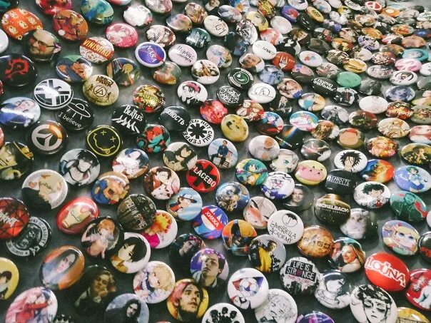 Куча значков. Значки россыпью. Куча значков. Значки куча. Значки куча.