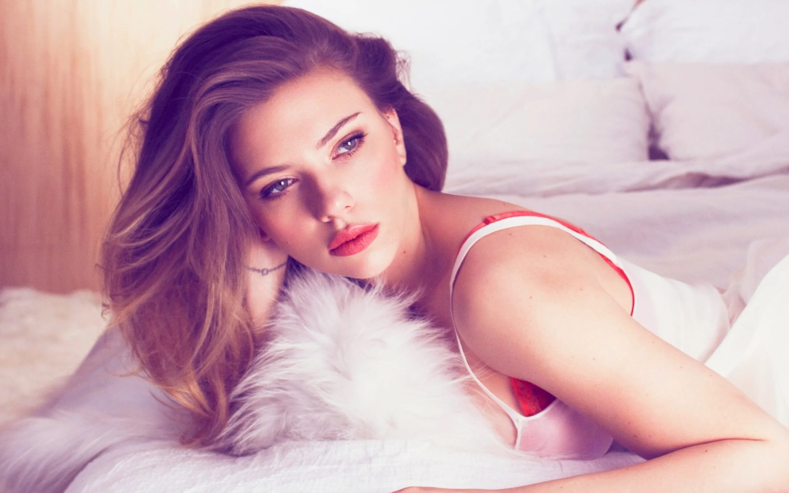 Скарлетт клэр. Скарлетт йоханссон с телефоном. романтические актрисы. scarlett johansson in bed. скарлетт йоханссон обои на телефон.