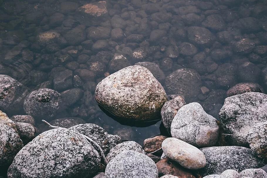 Вода горная порода. Булыжник в природе. Груда камней. Камни в реке. Галька пятнистая.