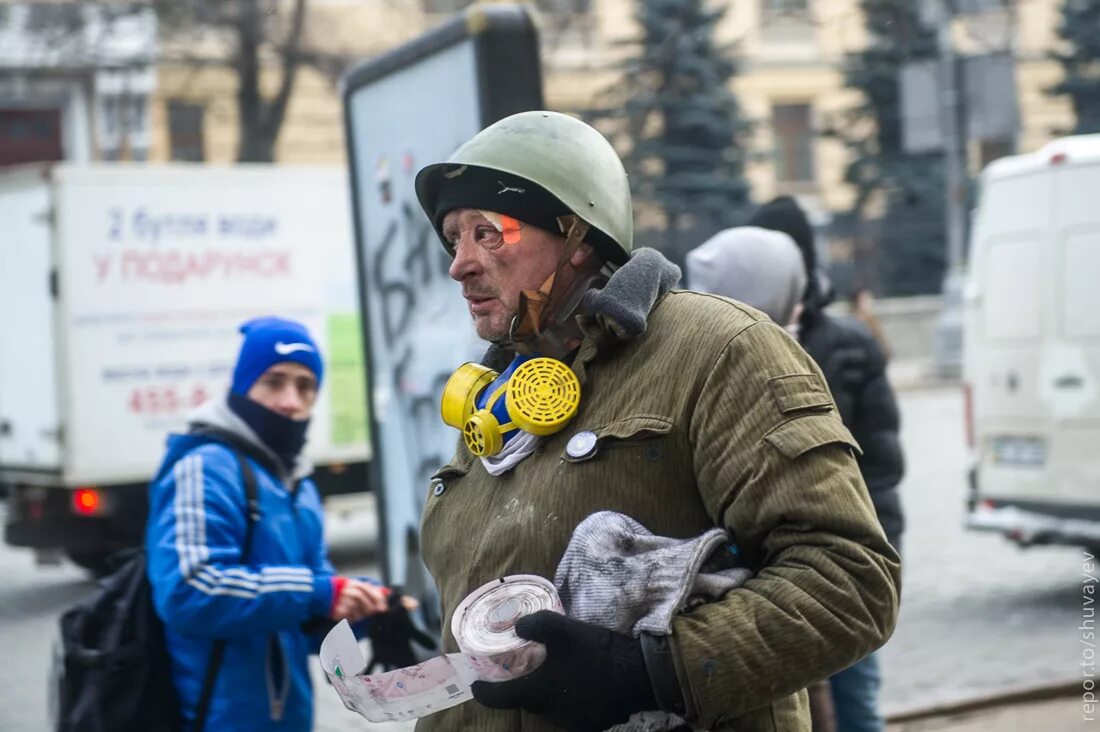 Майдан 2014 кастрюлеголовые и Беркут. Каска Майдан. Кастрюли на Майдане. Полуян украина майдан