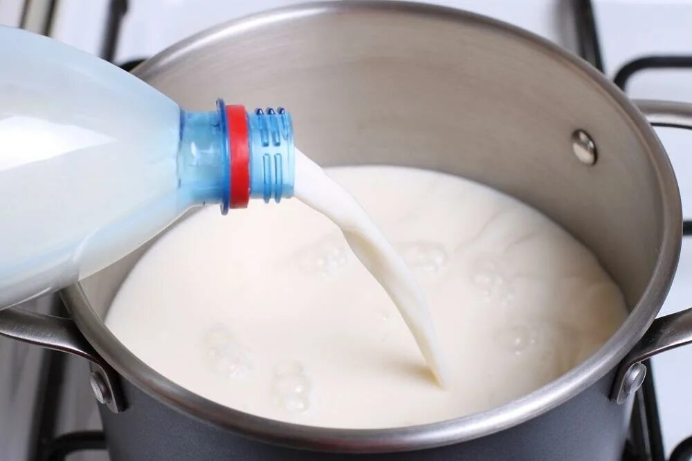 Молоко в кастрюле. Кипящее молоко. Кипяченое молоко. Наливаем молоко в кастрюлю.