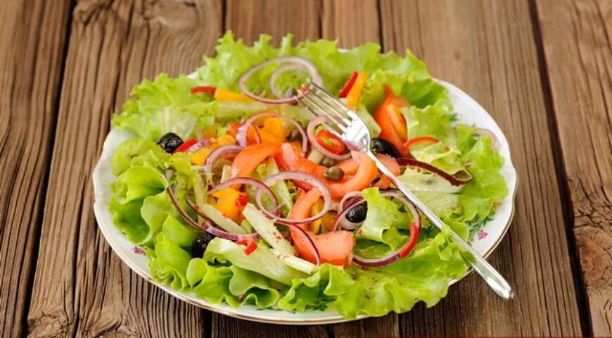 Греческий салат. Постный греческий. Греческий салат с красной рыбой. Суп с белыми штучками. Постный греческий.