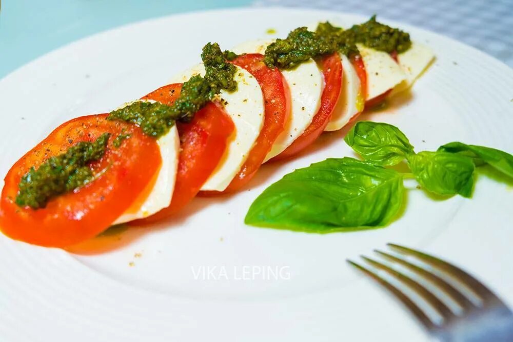 Капрезе с моцареллой и соусом песто. Помидоры с моцарелла с соусом песто. Помидоры с моцарелла с соусом песто. Моцарелла с помидорами и базиликом. Помидоры капрезе.