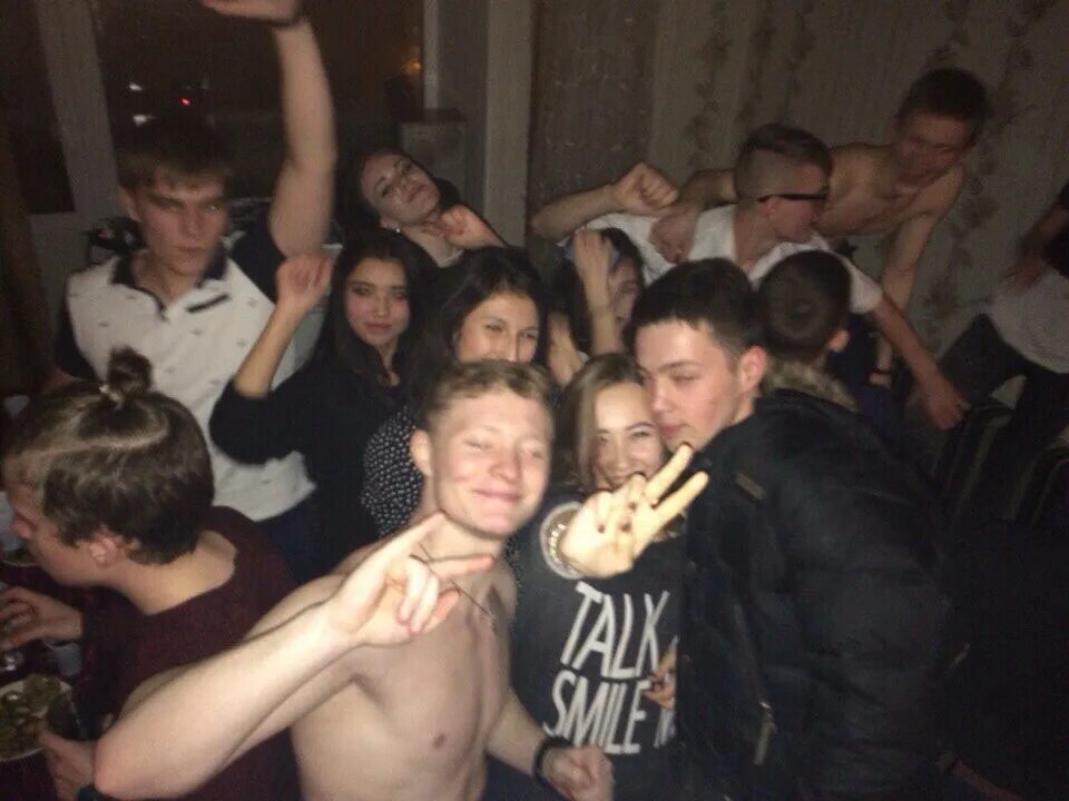 Тусовка на хате. Тусовка на хате. Молодежные пьянки и вечеринки. Тусовка в квартире. Частная вечеринка студентов.