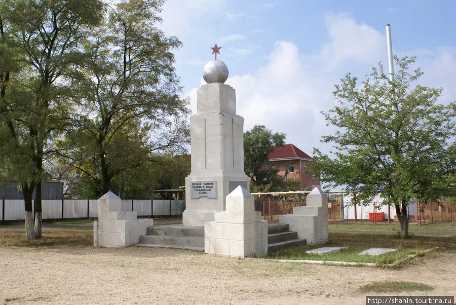 Памятник в станице Должанской Ейского. Станица Петровская Краснодарский край памятники. Памятники станицы Новоминской.