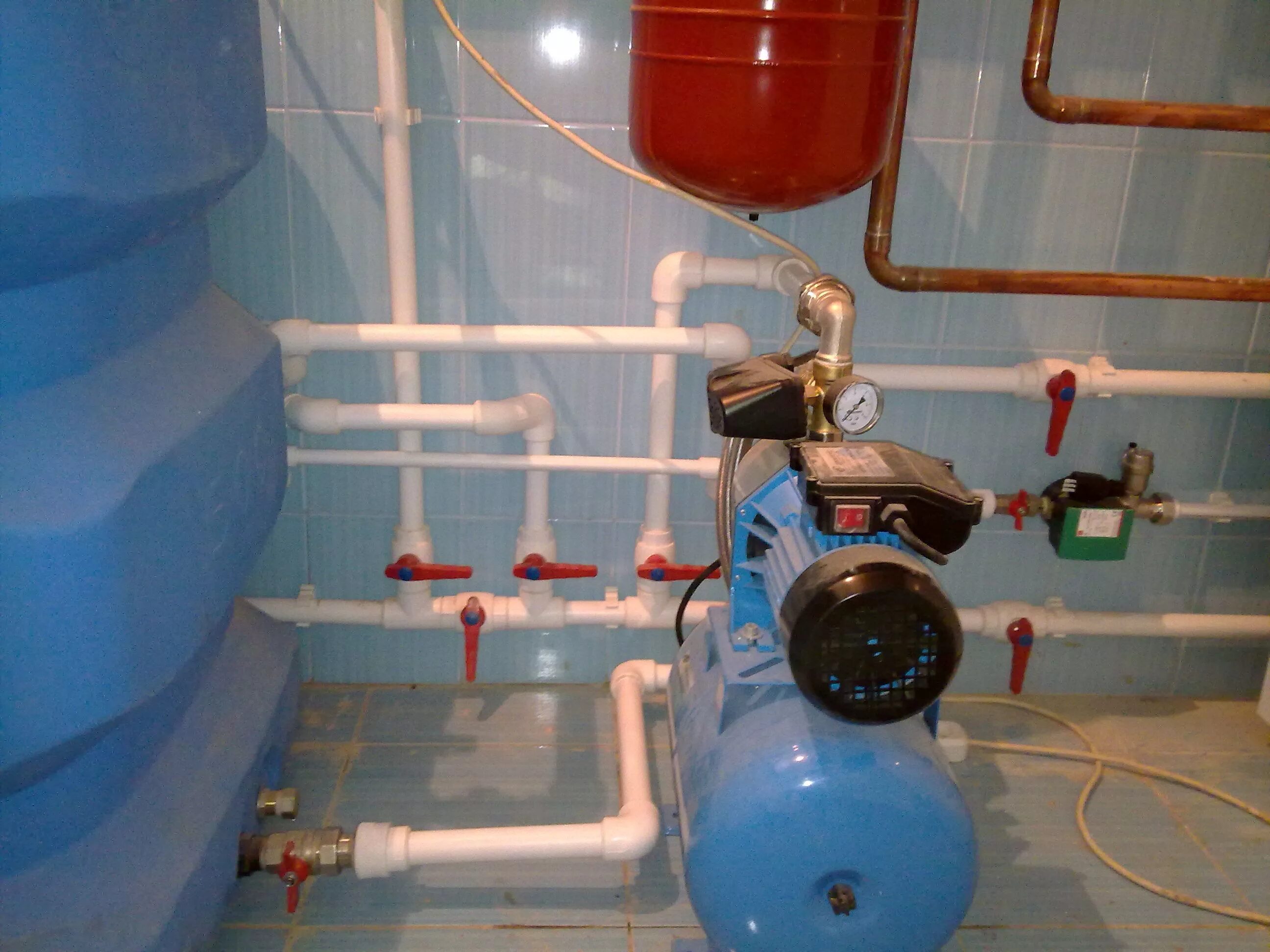 Насосная станция в доме. Повышение давления воды в частном доме. Насосная станция для воды. Водопровод в частном доме.