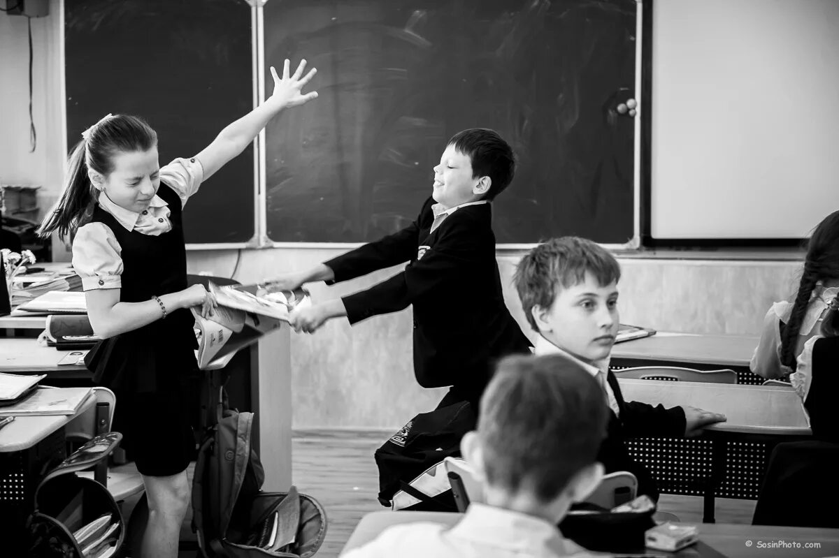 школьники на уроке. подсказывать в школе. дети в школе за партой. школьники за партой. дети за партой.