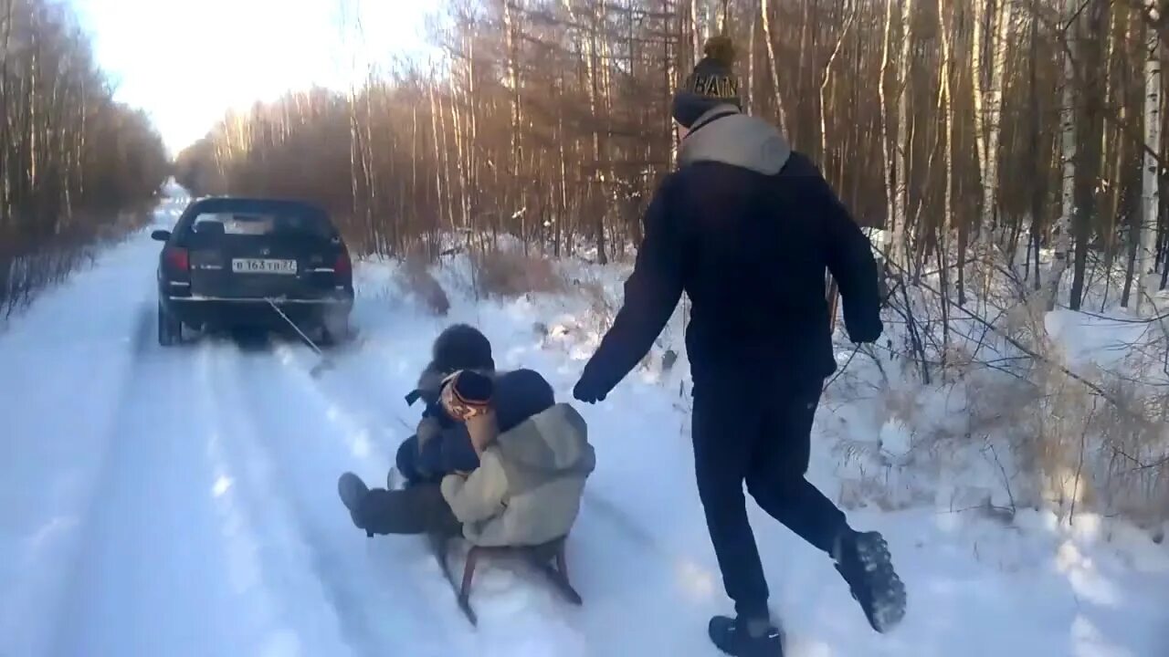 На чью спину привязали санки кая. Катаются на санках за машиной. Неудачное катание на санках. Кататься цепляясь за машины зимой. Катаются на санках, закрепив их за автомобиль.