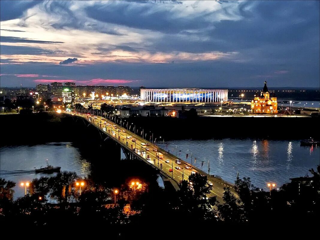 Частники нижнего новгорода. Ночной город Нижний Новгород. Вечерний Нижний Новгород экскурсия. Вечерний Нижний Новгород вид с реки. Волга Нижний Новгород река вечером.