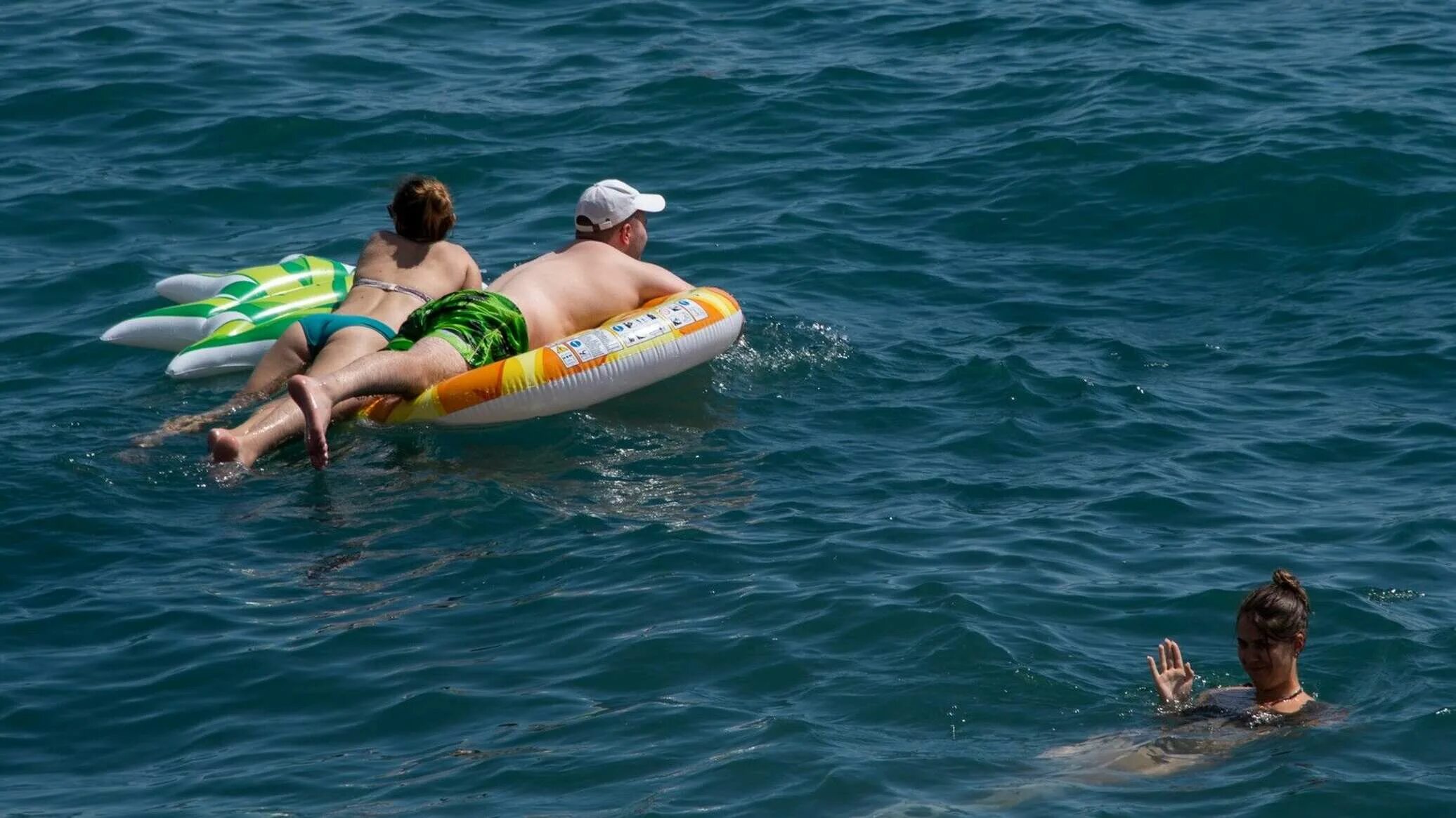 Люди на матрасе в воде. Унесенные морем. Унесенную в море ветром. Человек на матрасе плывет. Картинки-нелепости «на море».
