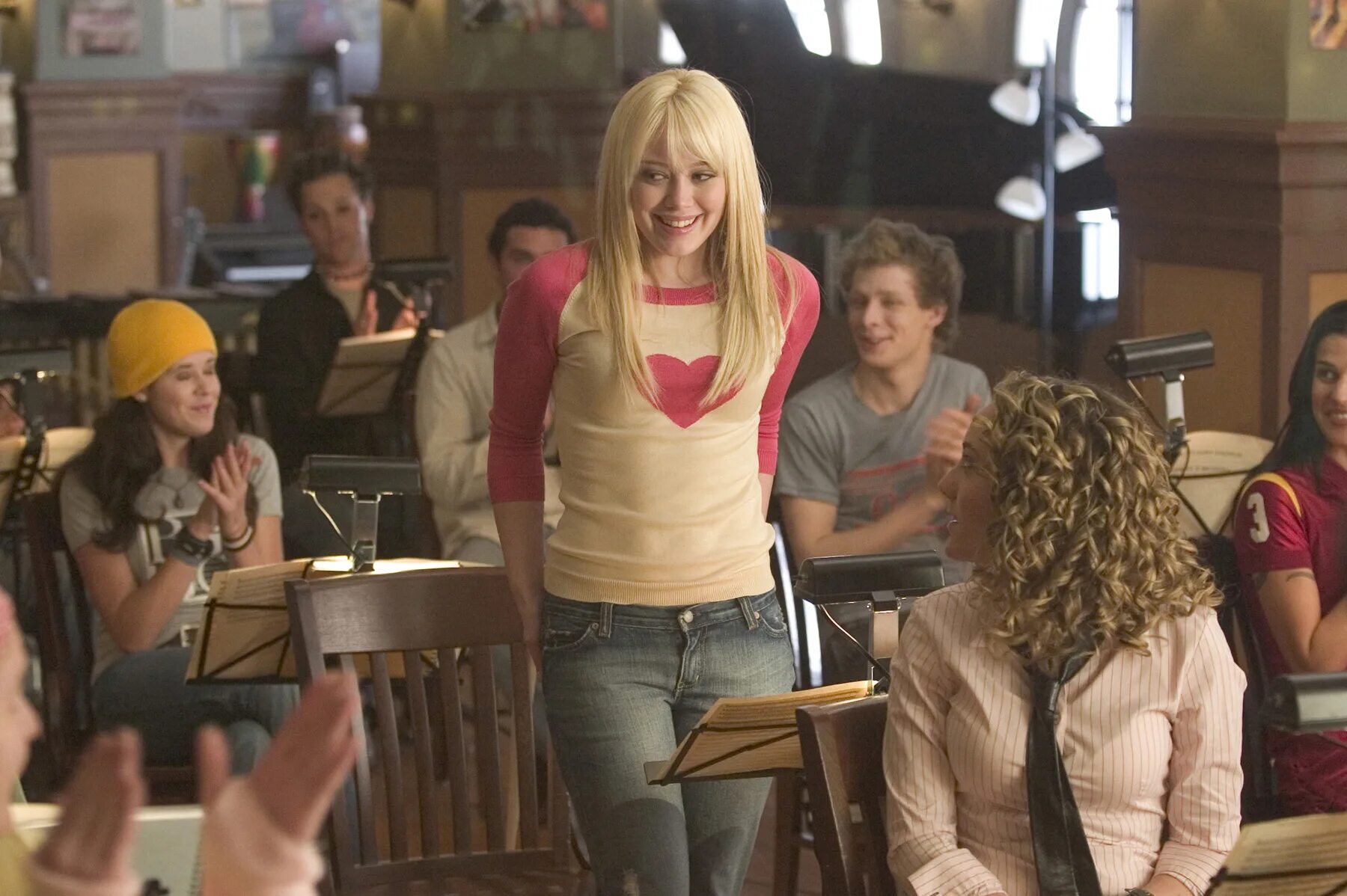 хор/лузеры /glee. виктория-победительница тори и бек. дебби райан бунтарка. хилари дафф 2004. эмили осмент ханна монтана.