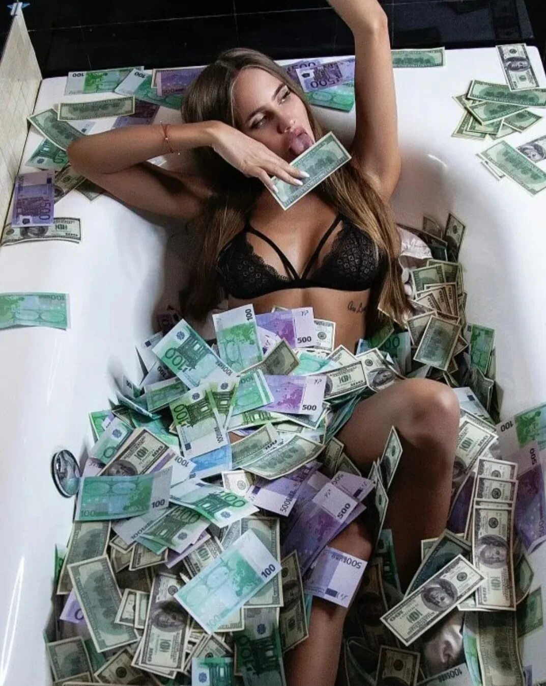 Девушка ищет высокооплачиваемую. Девушка с деньгами. красивая девушка с деньгами. красивая женщина с деньгами. фотосессия с деньгами.