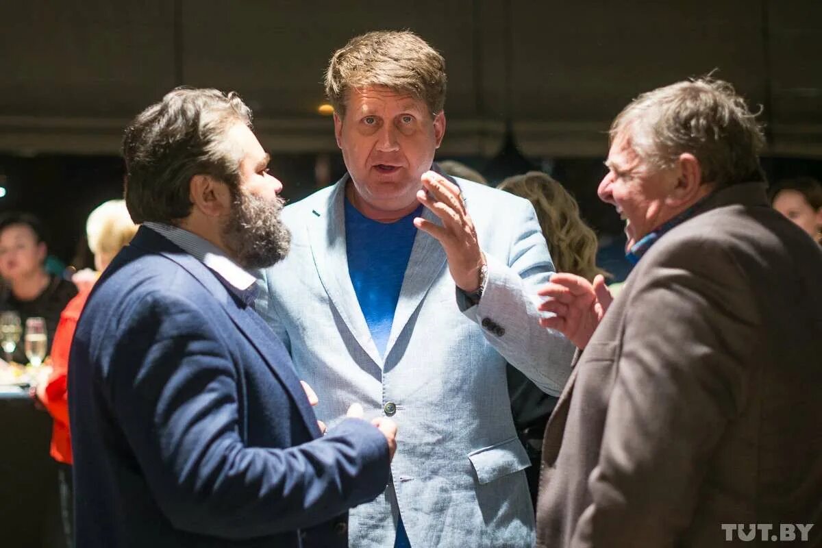 Братки в малиновых пиджаках. Малиновый пиджак 90-х бандит. Бизнесмен 90 х. Бизнесмены 90-х. Бизнесмены девяностых.