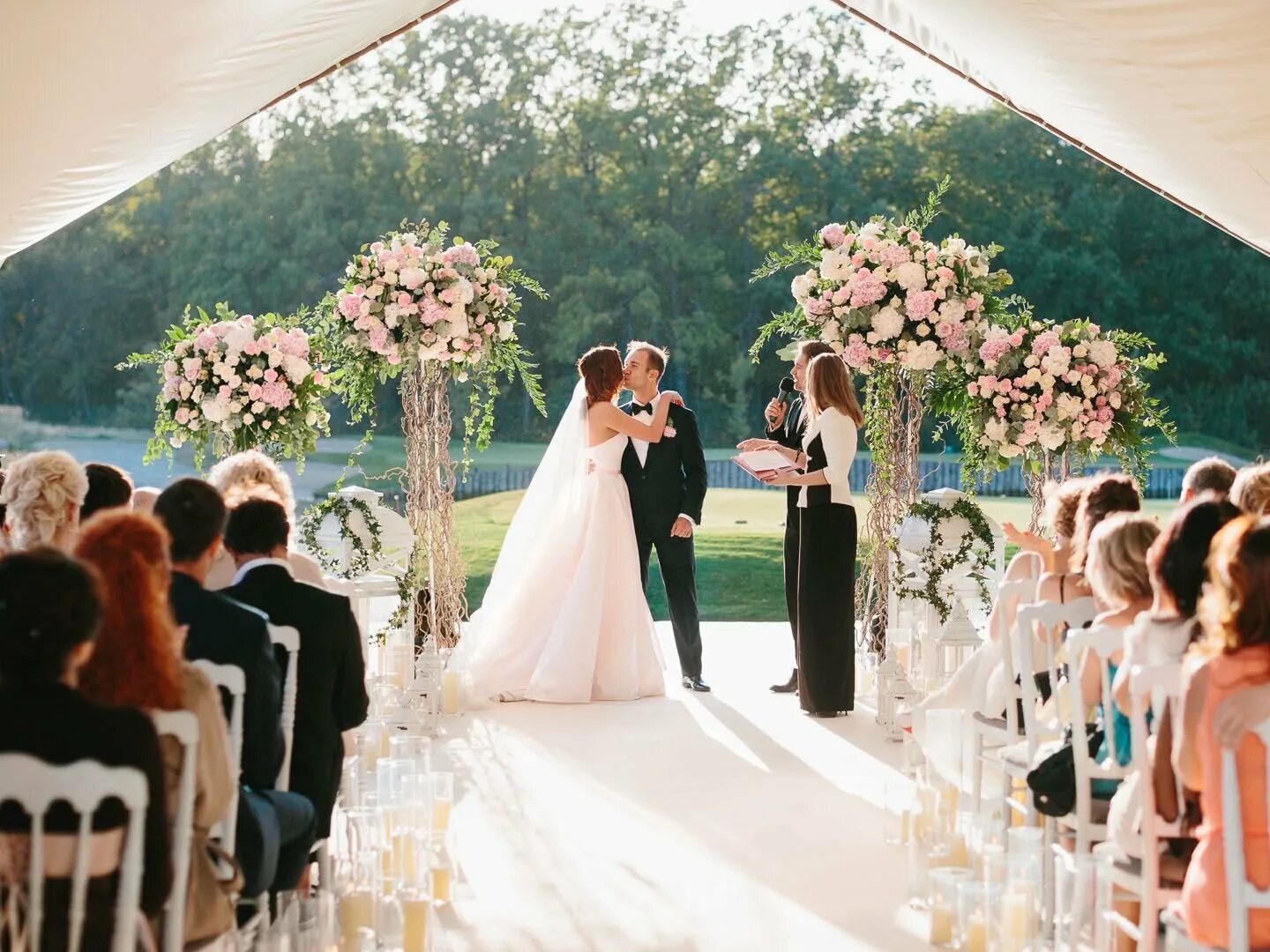 Свадьба на 80 человек we wed. Свадебная церемония. Выездная церемония бракосочетания. Шикарная свадьба. Выездная церемония шикарная.