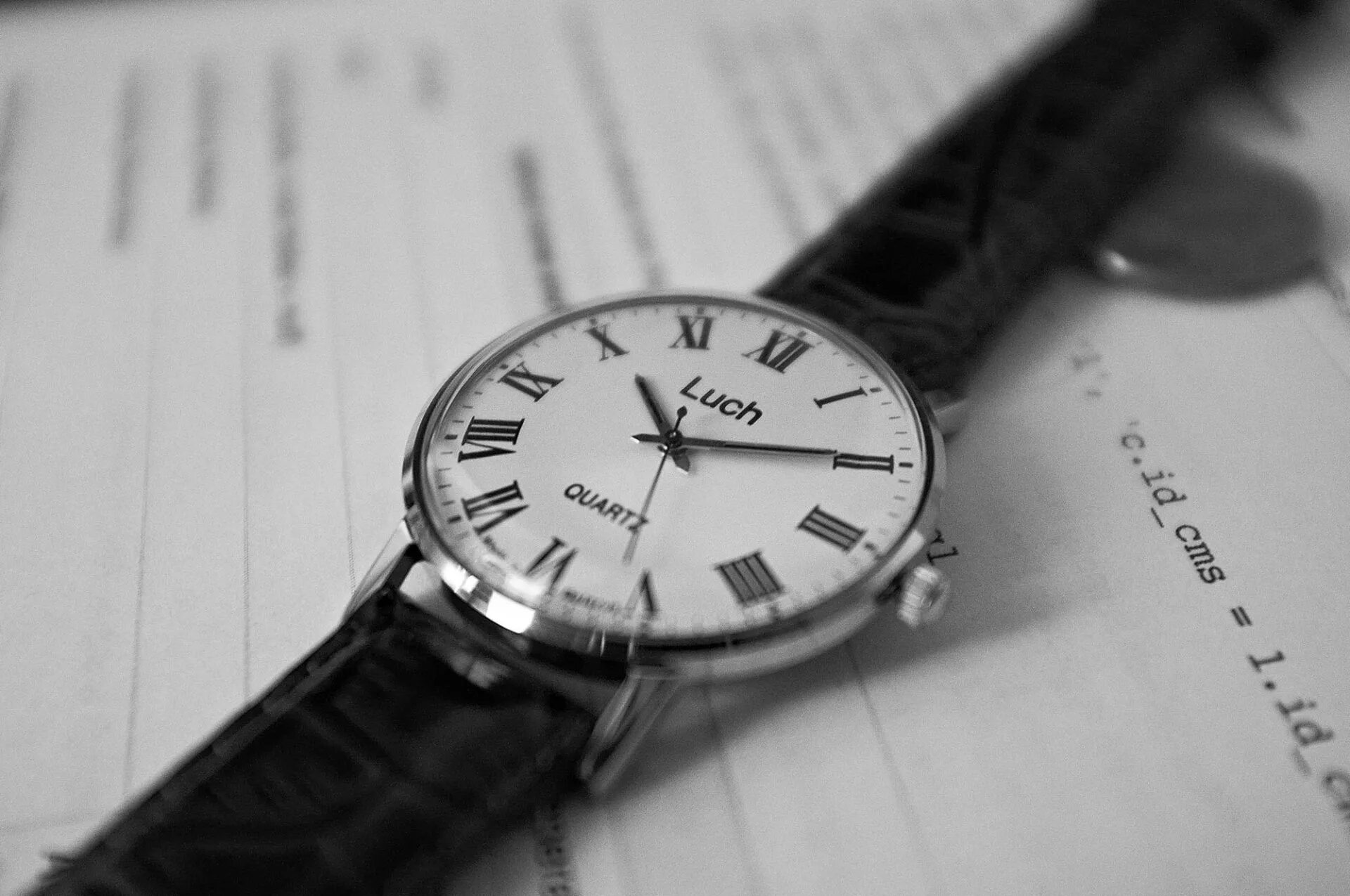 Стол "часы". Обои на рабочий стол вре. Карманные часы лежат. Часы валяются. Часы валяются.