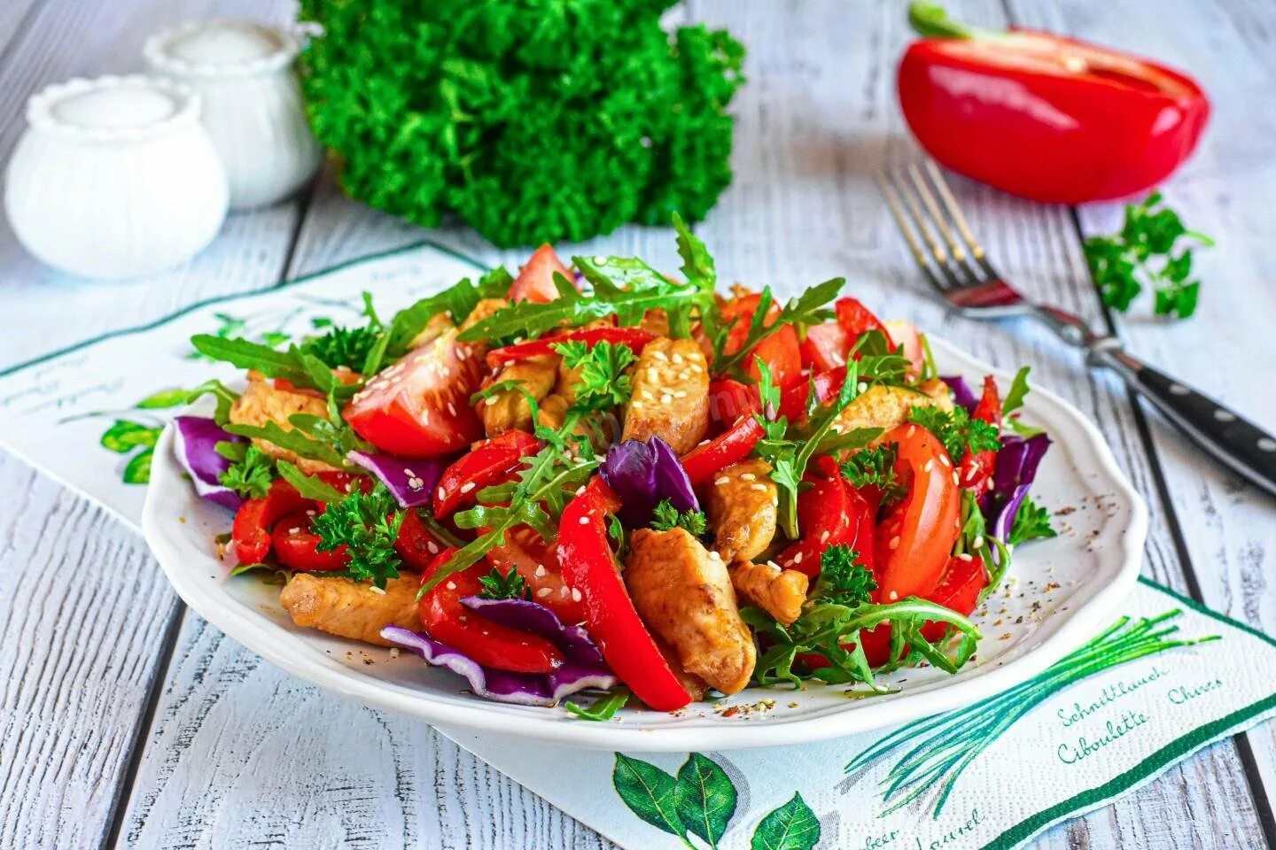 Теплый салат со свининой и овощами. Салат с болгарским перцем и курицей. тёплый салат с курицей, сладким перцем и помидорами. тёплый салат с курицей сладким перцем. теплый салат с цыпленком.