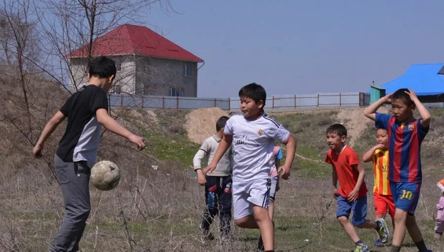 Мальчик в ауле. Ауыл тренеры. Дети в ауле