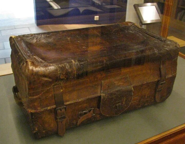 выставка в музее дама сдавала в багаж. кейс с двойным дном. докторский саквояж 19 века. одоевский музей. 6828.