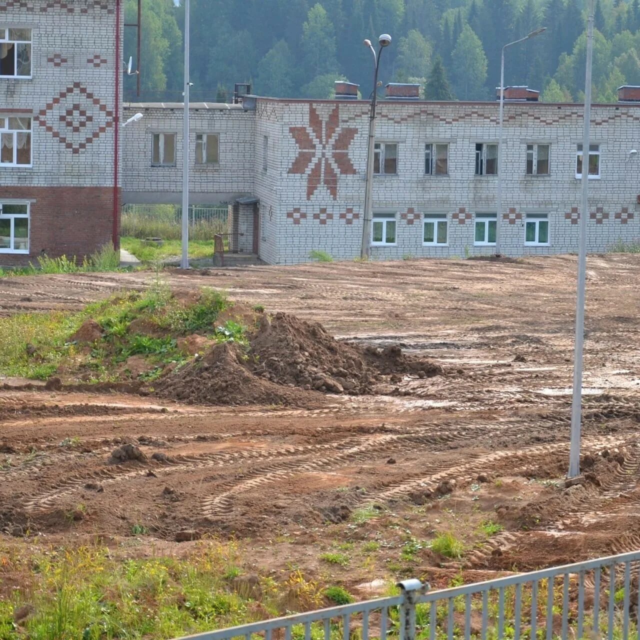 Городские постройки. Березняки город. Строительство спортивной площадки на территории школы. Березники стройка в парке.