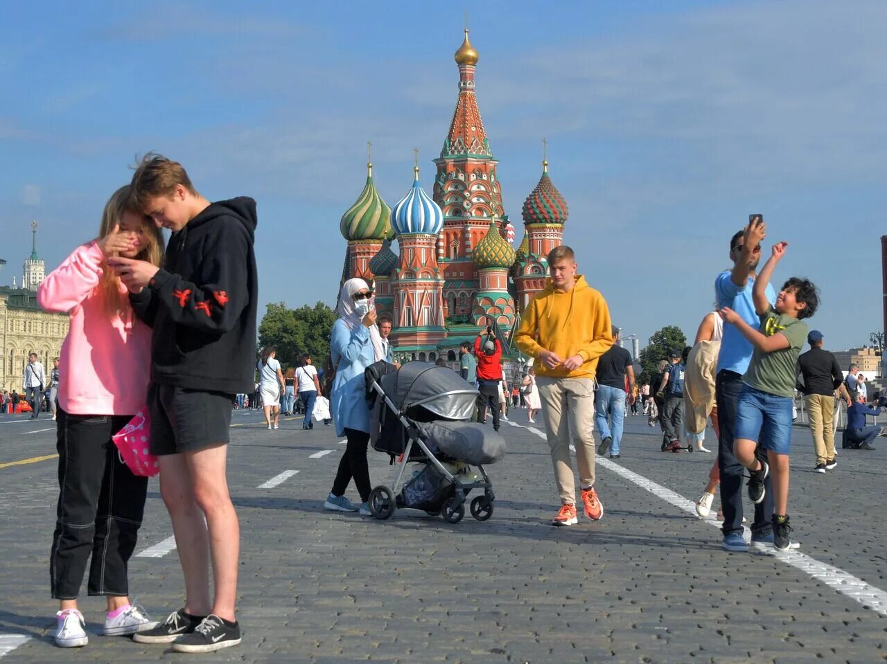 Глазами туриста программа на сегодня москва. Туристы в России. Туристы в Москве. Туристы на красной площади. Москва летом.