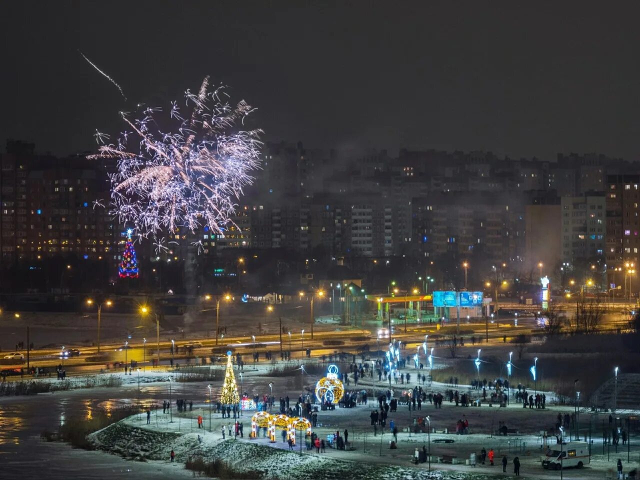 Новый год в озерах. Салют на долгом озере в новый год. Новогодний остров парк озеро долгое. Озеро долгое СПБ новогоднее. Новогодний праздник на озере долгое СПБ.