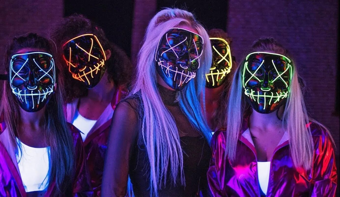 Девушка в очках неон. Девушка в неоне. Неон клип. Картинки неон. Темникова вдох обложка.