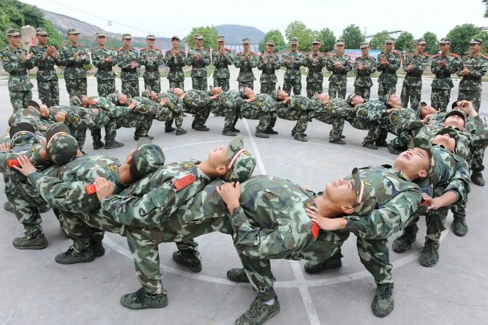 Посмотря вперед пятеро солдат. Армия НОАК 2021. Рота НОАК Китая. Китайская армия. Китайский солдат.