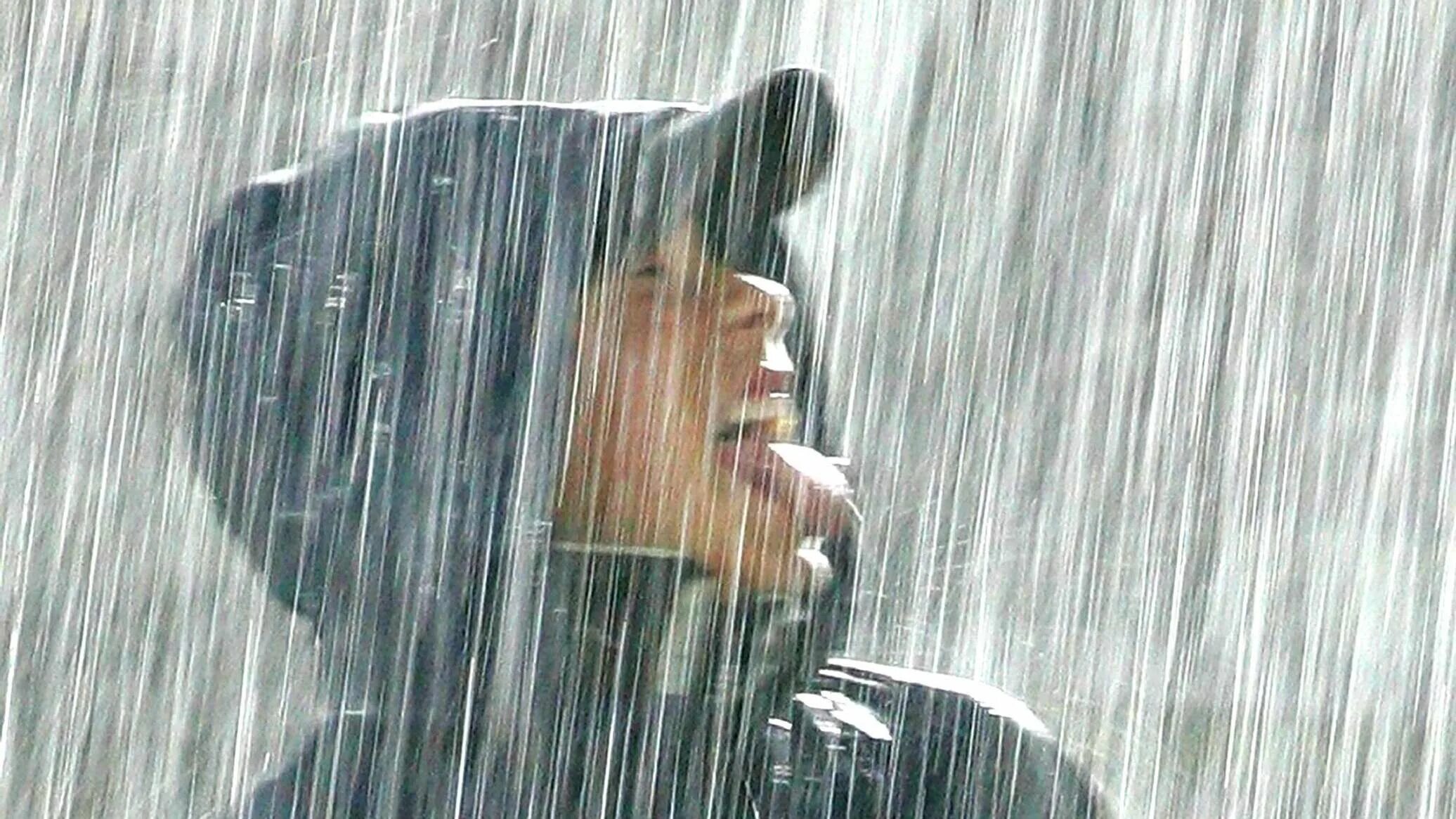Мокнуть под дождем. Человек промок под дождем. Промокла под дождем. Человек под проливным дождем.