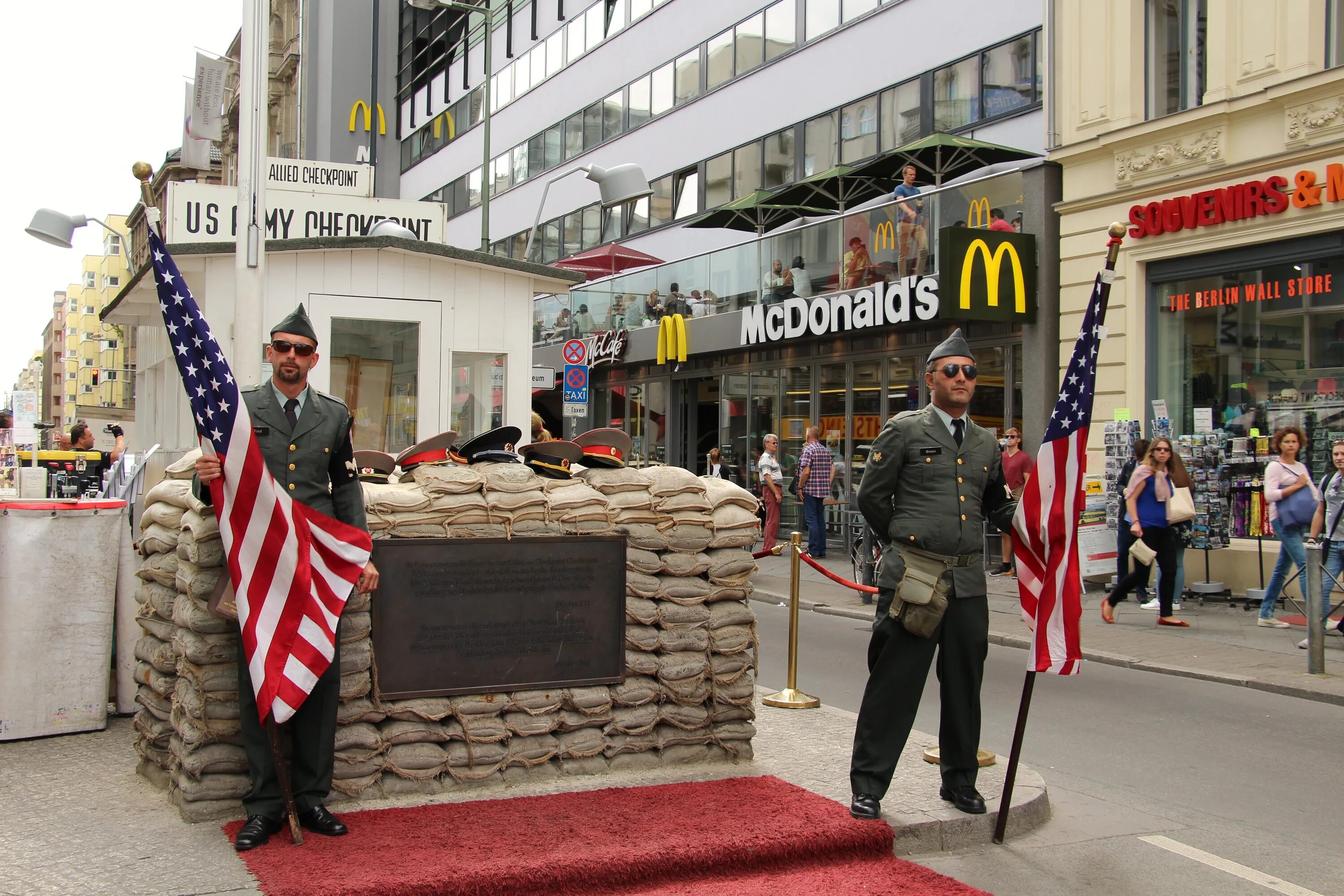 Чик поинт. Чек Пойнт Чарли. Checkpoint Charlie Берлин. Чекпойнт Чарли Кройцберг. Контрольно-пропускной пункт Чарли в Берлине.