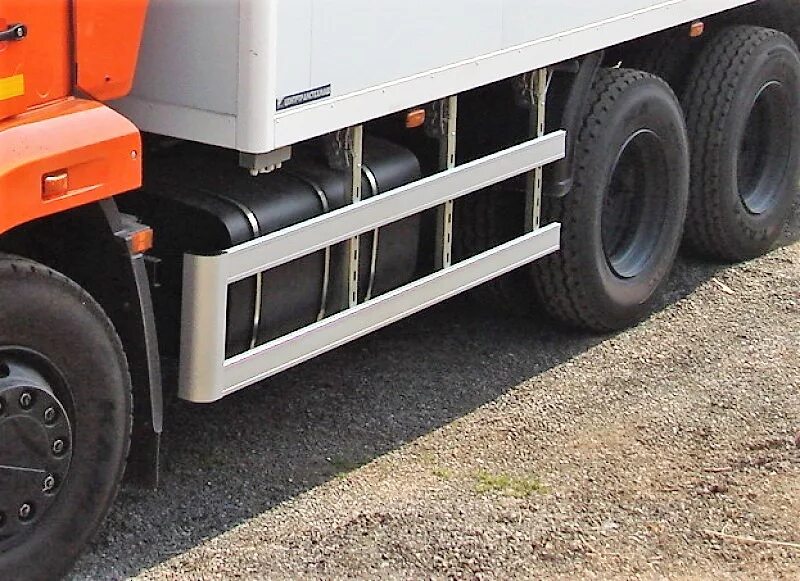 Боковая защита полуприцепа вилтон. Боковые отбойники для грузовых автомобилей. Нержавейка защита бака камаз. Боковая защита для грузовиков. Боковая защита двойная 1.
