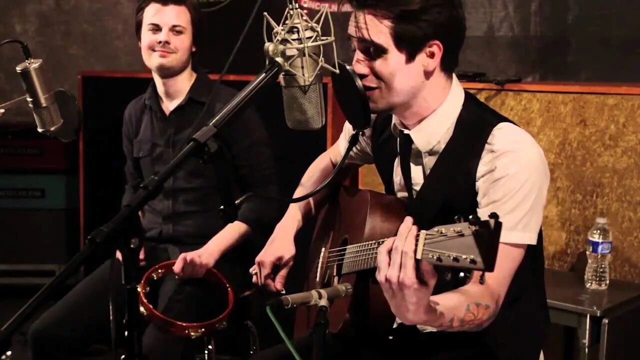 Panic at the disco lying is. Группа panic! at the disco. panic at the disco басистка. паник эт зэ диско группа. panic at the disco noize mc.