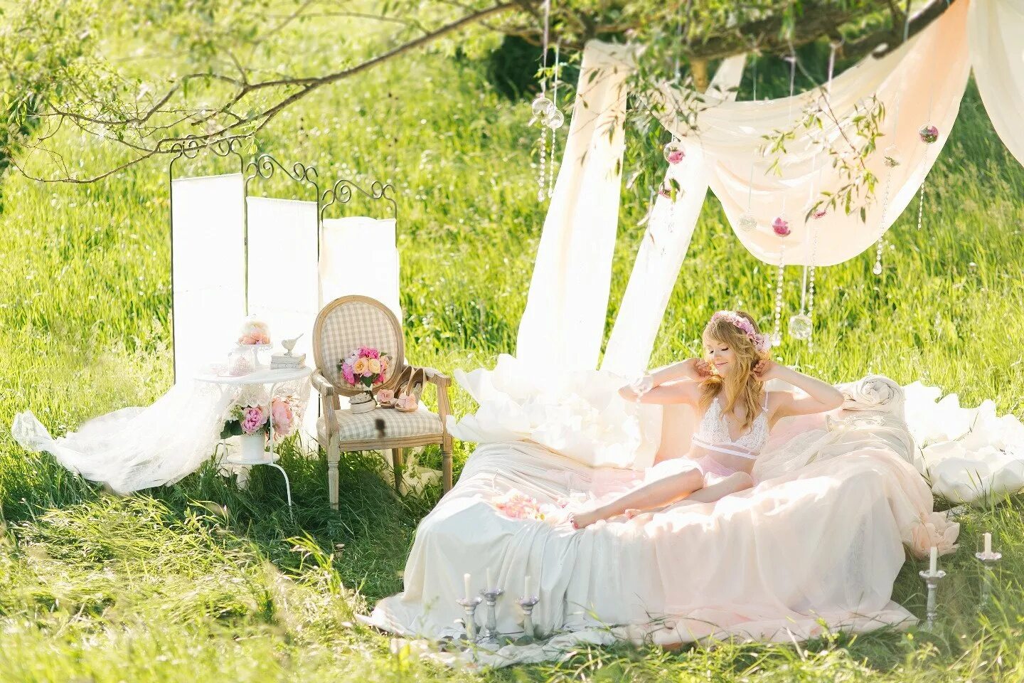 Невеста постель. Будуарная фотосессия невесты утро невесты на природе. Фотозона на свадьбу на природе. Фотопроекты на природе. Летние Фотопроекты на природе.