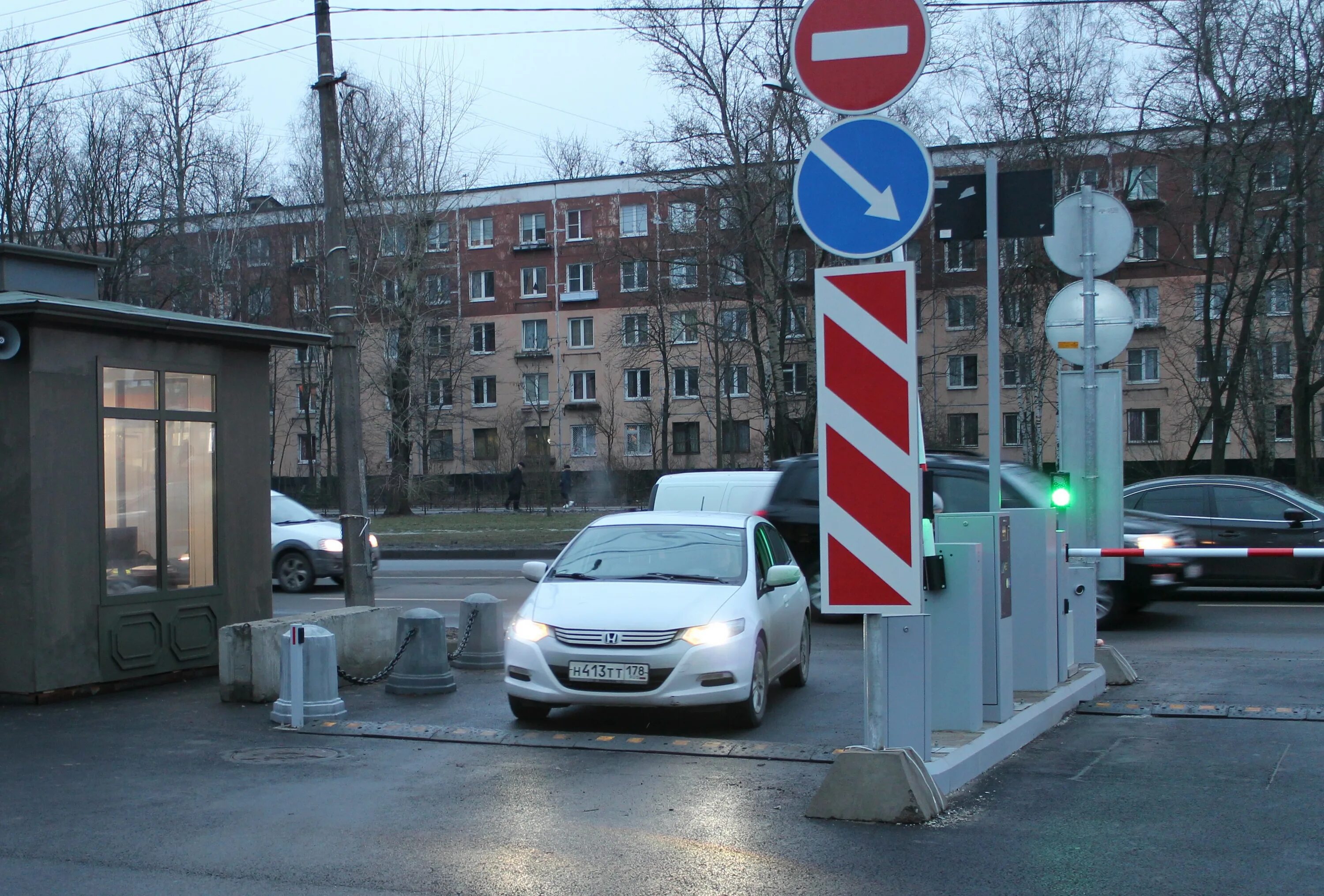 Парковка спб новости. Перехватывающие парковки Санкт-Петербург. Перехватывающая парковка у метро ветеранов. Перехватывающая автостоянка. Перехватывающие стоянки СПБ.