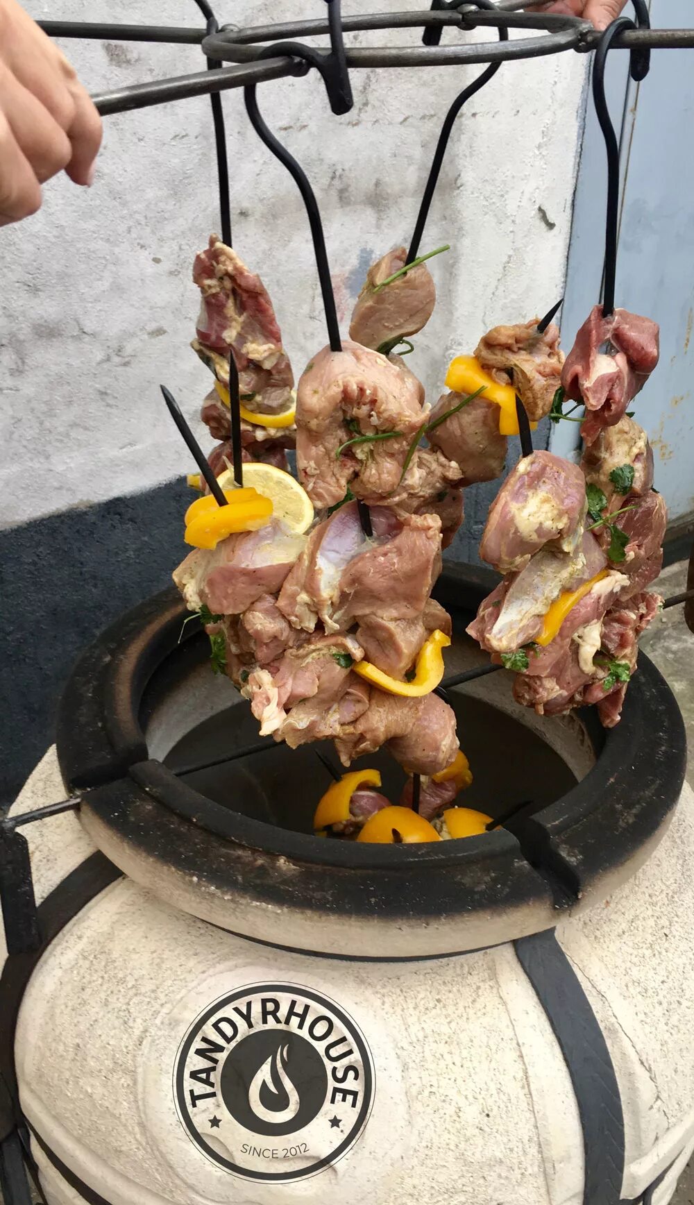 Готовим в тандыре видео. Блюда в тандыре. мясные блюда в тандыре. приготовление шашлыка в тандыре. еда приготовленная в тандыре.
