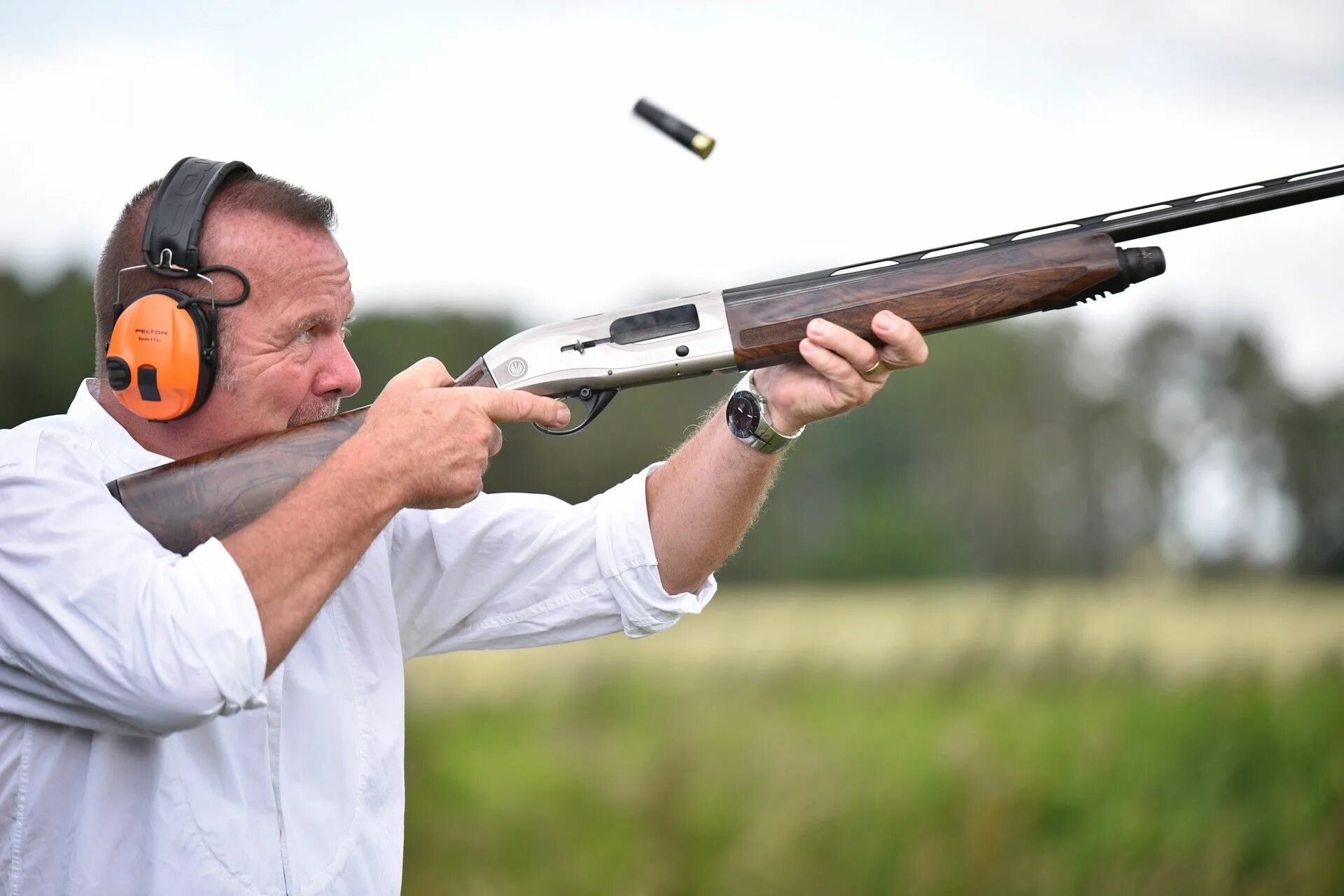 Перезаряжает дробовик. Человек целится из ружья. Best shotgun. Shooting shotgun. Man shooting gun.