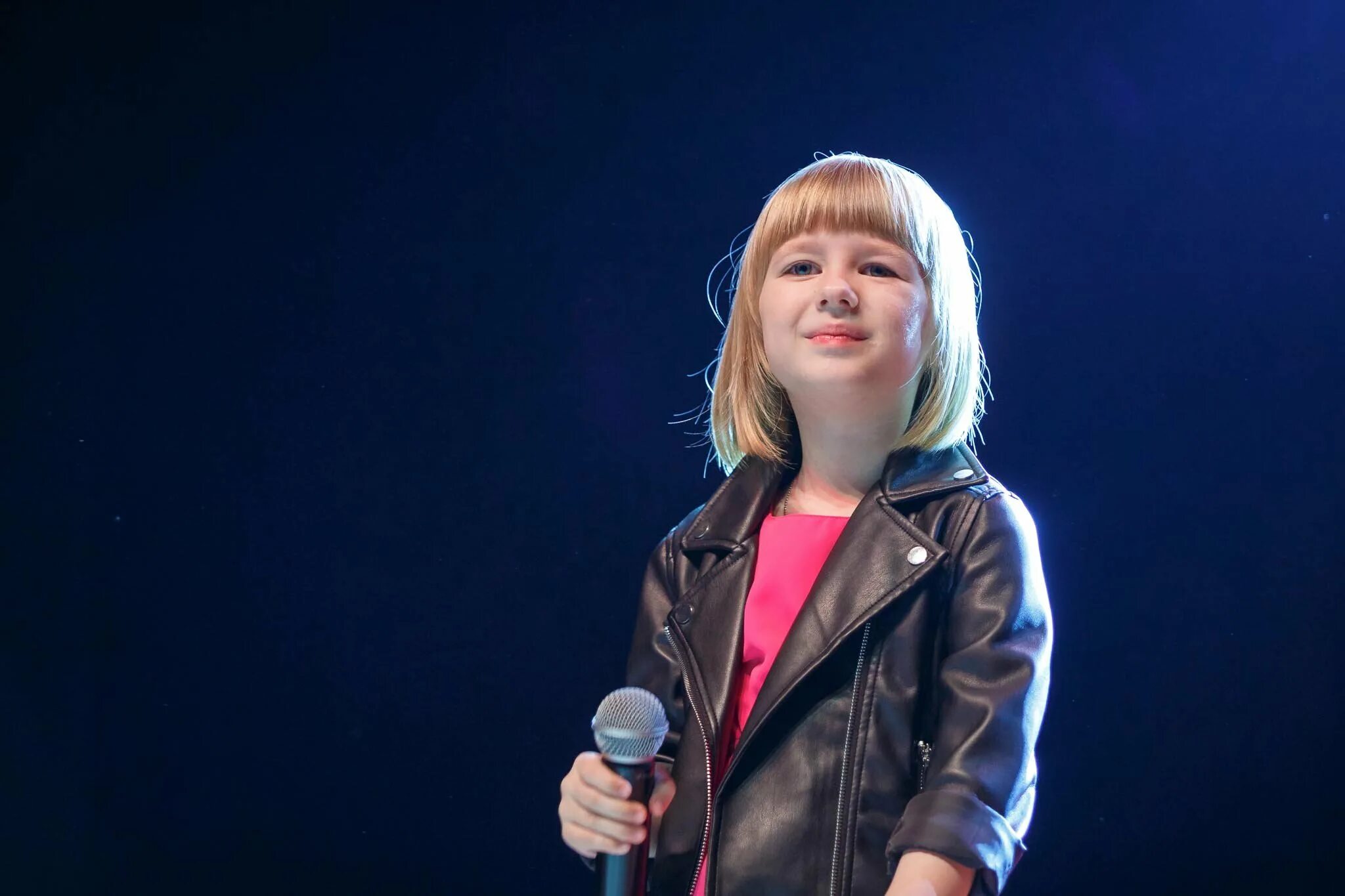 Девочка в ромашках. Лето для детей в детском саду. Песни лета 2023 детские. Песни лета 2023 детские. Летняя мелодия.