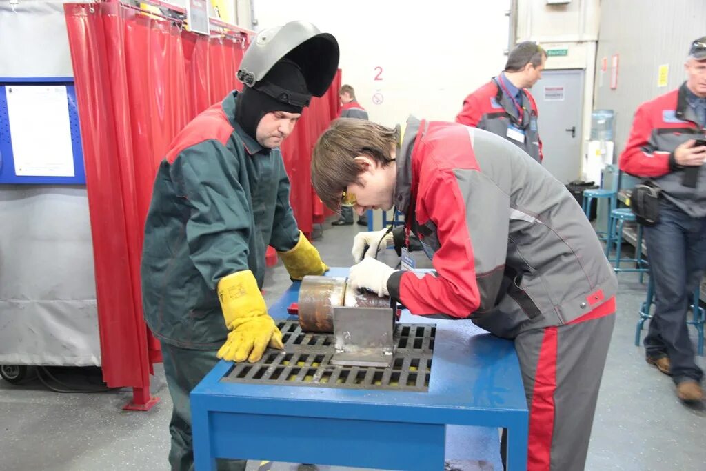 Конкурс электрогазосварщика. 2010 год конкурс лучший сварщик. Конкурс лучший сварщик. Конкурс сварщиков соревнования с роботом. Сварщик ручной дуговой сварки плавящимся покрытым электродом.