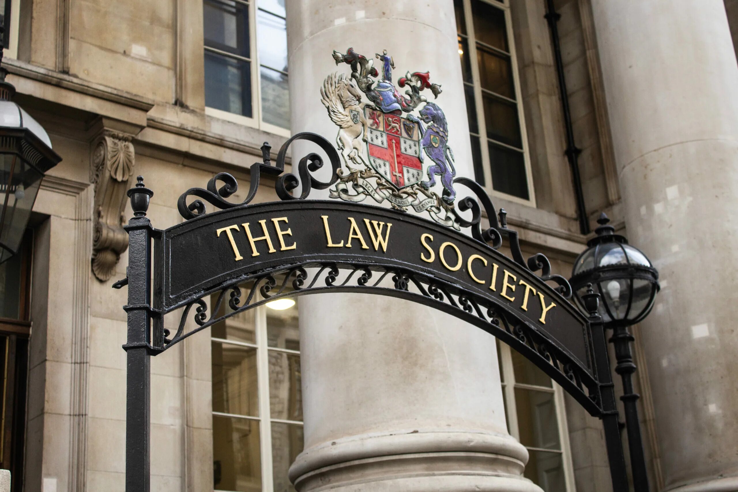 Law and society. Барристеры адвокаты в Англии. Law Society of England and Wales. Канцлерский суд.