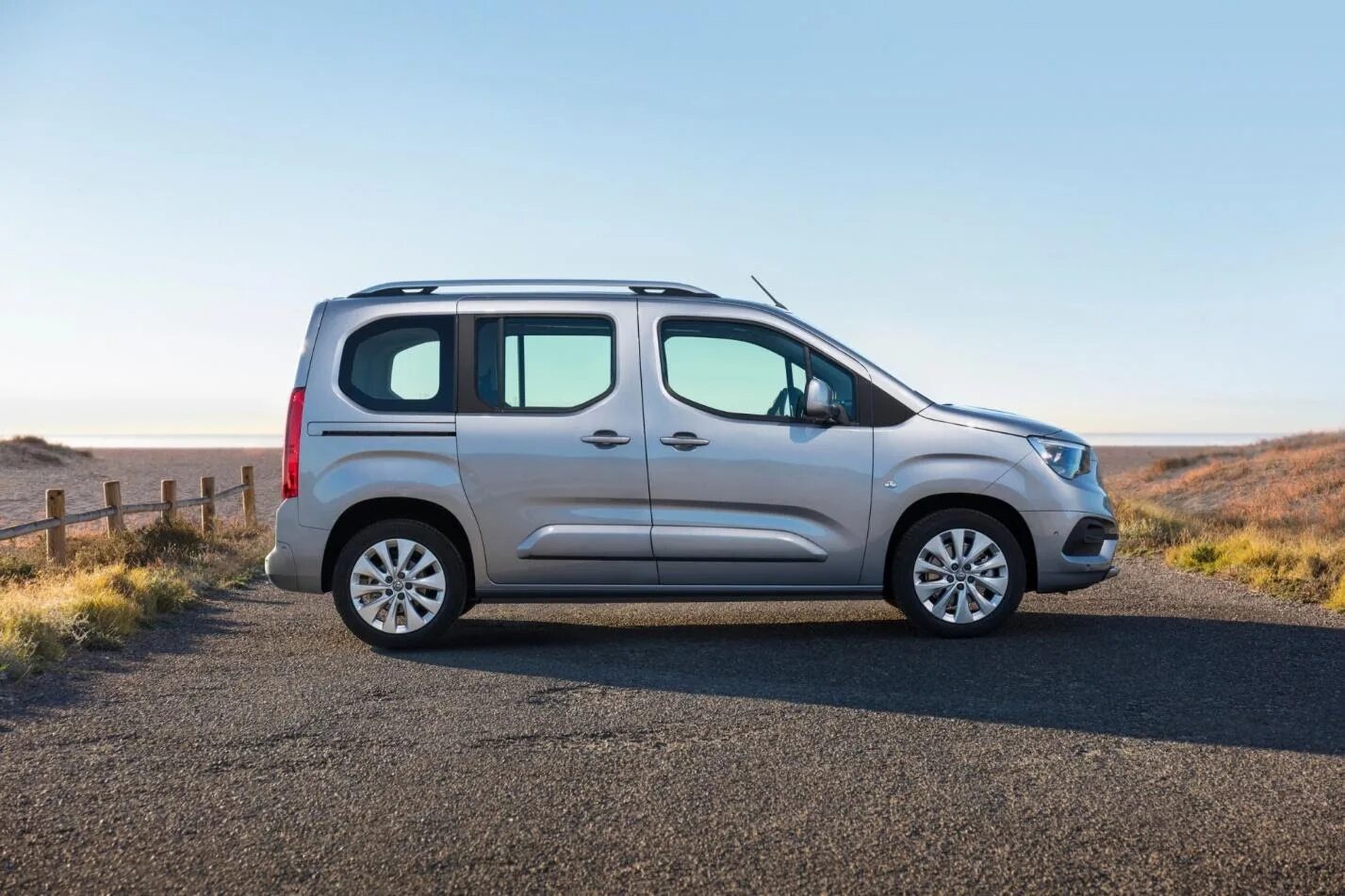 Opel Combo Life. Opel Combo Life 2018. Опель комбо 2021. Минивэнчик Opel Combo Life.