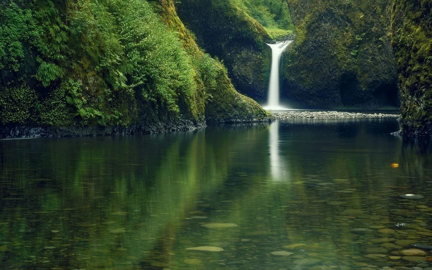 Обои на телефон река. Природа водопад озеро. Река с водопадом. Водный пейзаж. Красивые пейзажи с водой.