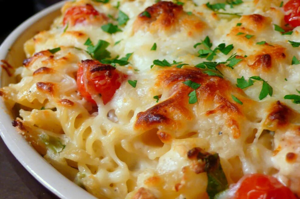 Рецепт куриных в духовке с макаронами. Макароны запеченные в духовке с сыром. запеканка из макарон с овощами. запеканка из макарон с курицей. запеканка с макаронами и курицей.