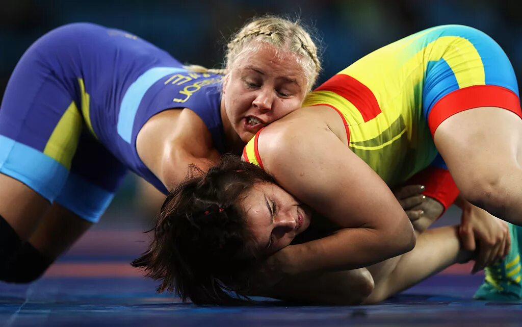 2 женщины борются. Екатерина полещук вольная борьба. 2 женщины борются. Ирина мерлени туше. Женские бои.