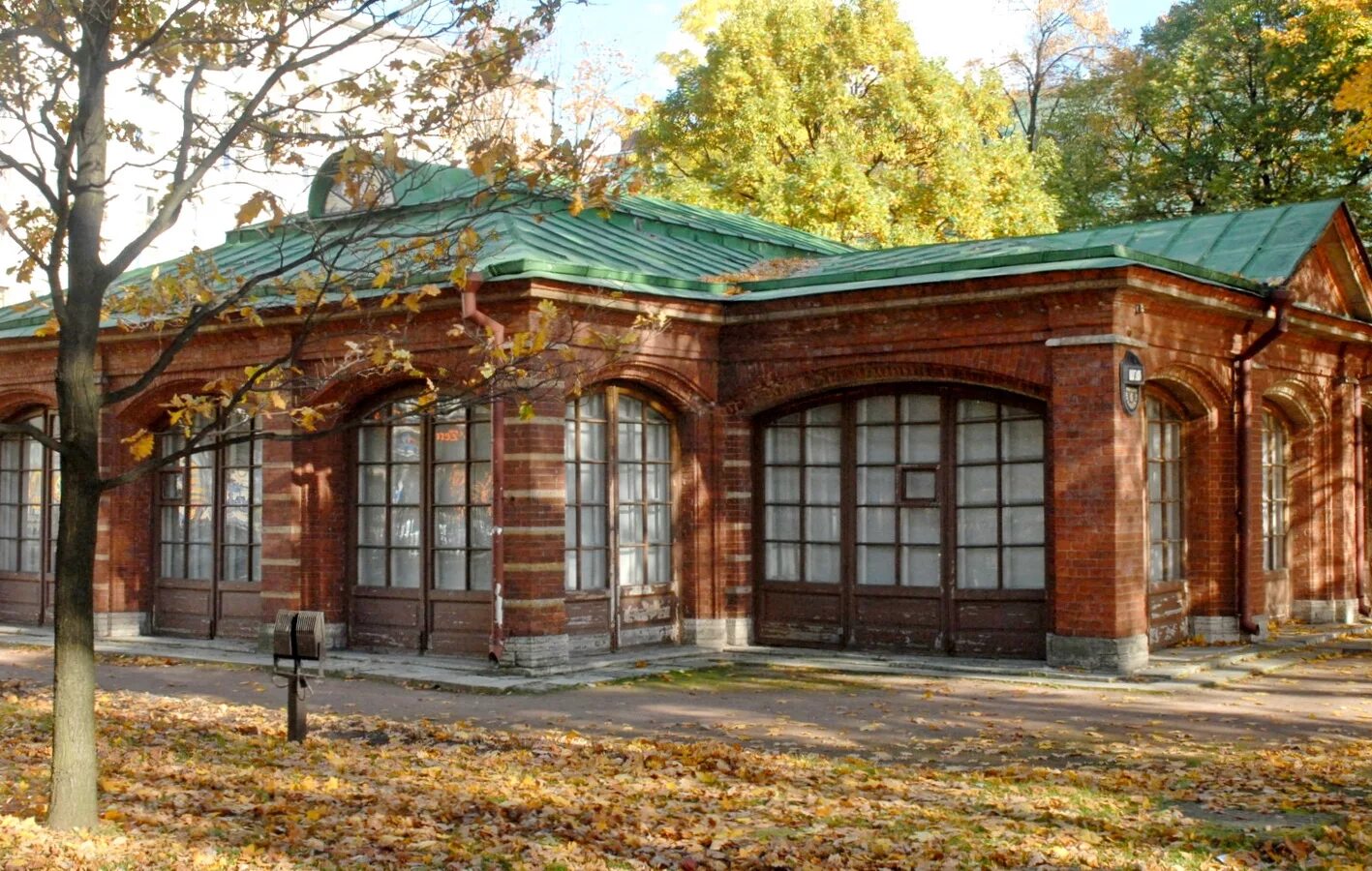 Домик петра в санкт петербурге. Дом петра 1 в санкт-петербурге. дом музей петра 1 в санкт-петербурге. домик петра 1. первый домик петра 1 в санкт-петербурге.