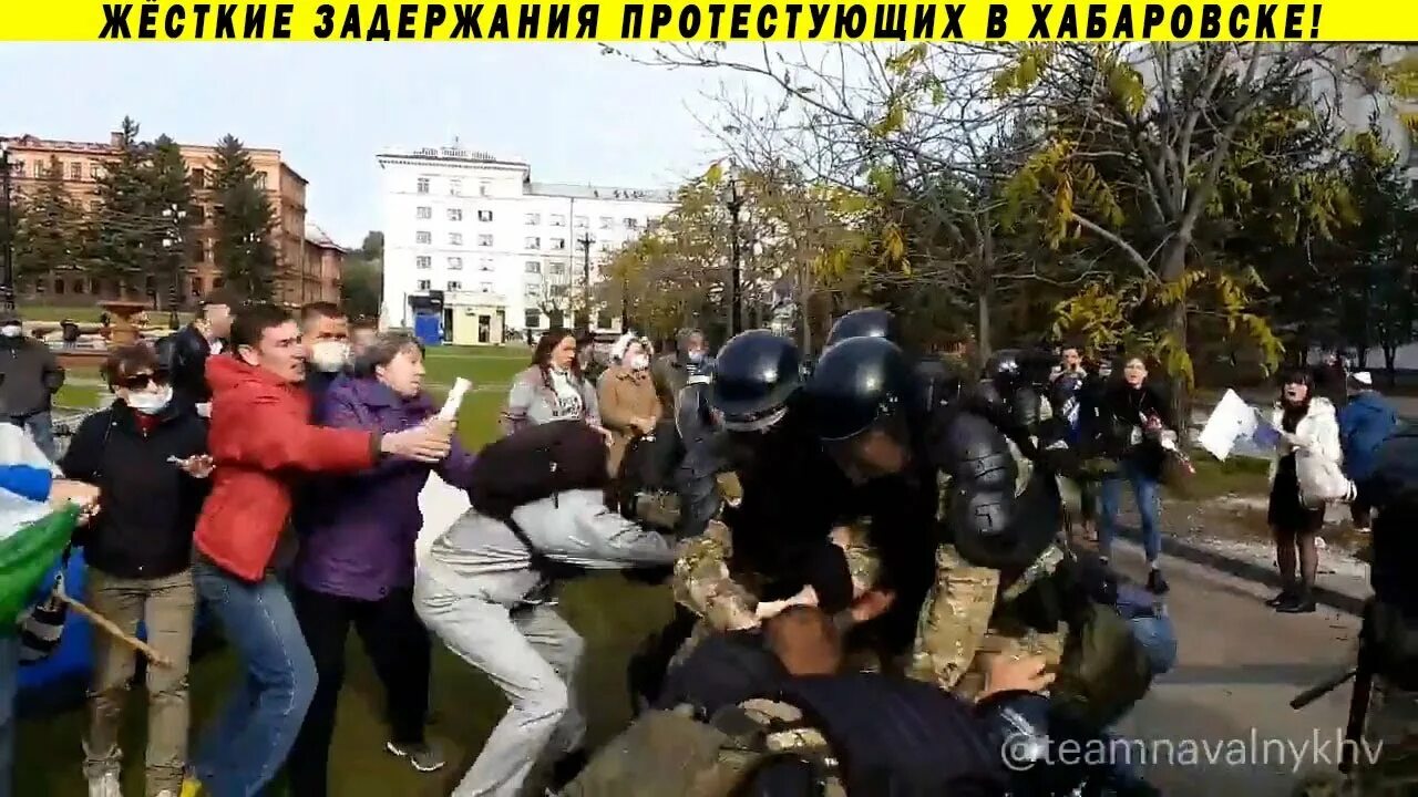 Хабаровск заблокировали омон. Хабаровск заблокировали омон. Протесты в хабаровске омон. Хабаровск заблокировали омон. Омон избивает митингующих в москве.