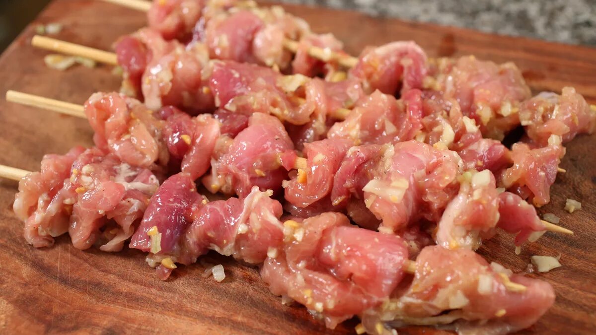 Из какой свинины делать шашлык. Часть мяса для шашлыка. части свинины для шашлыка. шашлык из свиной части. лучшие части для шашлыка из свинины.
